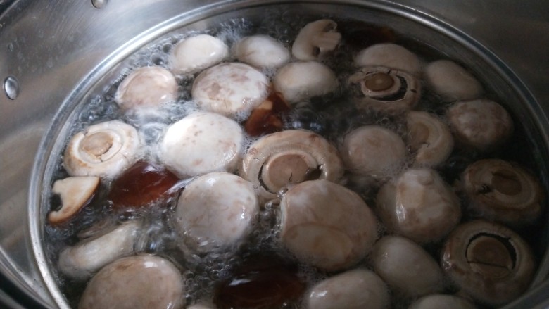 白香菇猪肉包子  新文美食,白香菇很白的，放几天不是很新鲜了，今天用来做包子了，放入开水煮开锅捞出来。