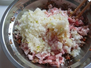白香菇猪肉包子  新文美食,洋葱一个的三分之一，剁碎放入盆中。
