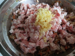 白香菇猪肉包子  新文美食,猪肉馅150克放入盆中加入适量姜末。