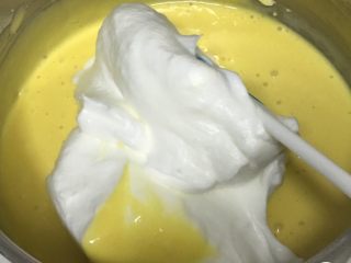 肉松小贝蛋糕,取三分之一的蛋白进蛋黄糊中。