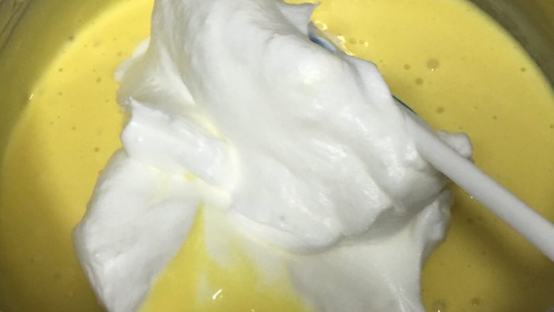肉松小贝蛋糕,取三分之一的蛋白进蛋黄糊中。