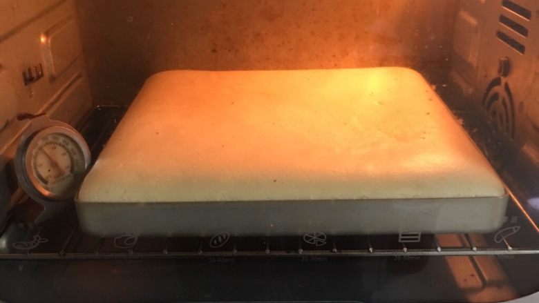 肉松小贝蛋糕,烤制20分钟，蛋糕蓬发状态。