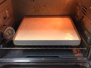 肉松小贝蛋糕,烤箱预热至150度，金盘送入烤箱。