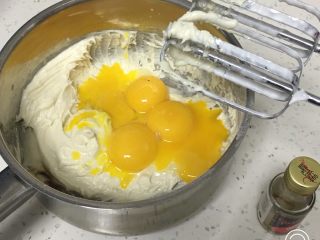 肉松小贝蛋糕,也用打蛋器低速搅拌至糊状，再加入蛋黄和香草精。