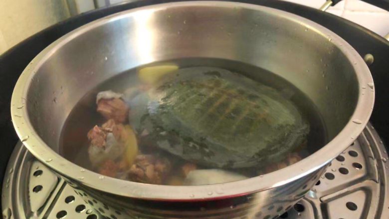 清炖甲鱼汤,蒸锅放入适量水烧开，放上蒸架，把甲鱼放到蒸架上，盖上盖子，大火蒸5分钟转中火炖30分钟。