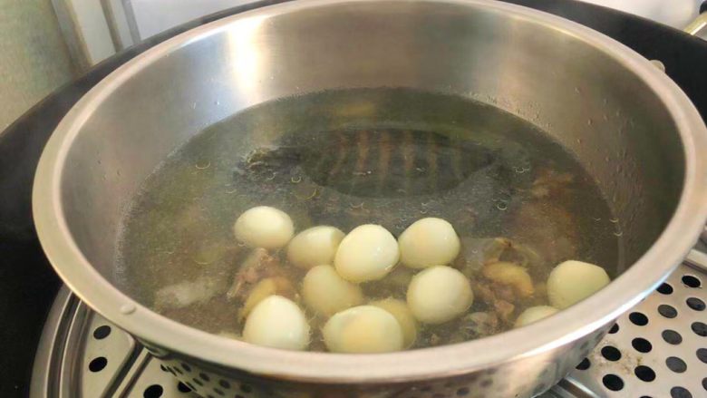 清炖甲鱼汤,炖好以后放入鹌鹑蛋，再放入适量盐，继续再炖15分钟。