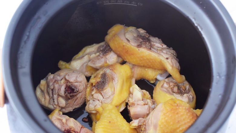 椰子鸡汤,砂锅中放入鸡肉