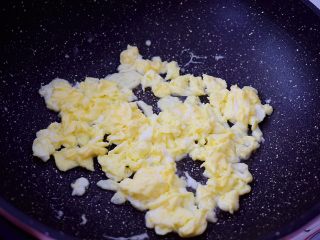 黄瓜鸡蛋炒肉片,用筷子快速搅成小块状