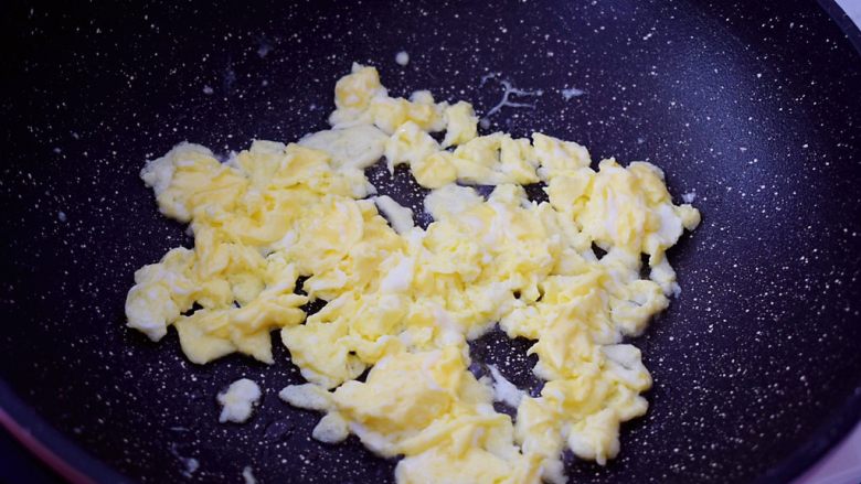 黄瓜鸡蛋炒肉片,用筷子快速搅成小块状