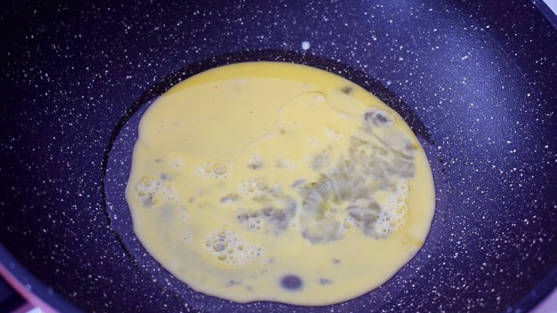 黄瓜鸡蛋炒肉片,锅中倒入适量的食用油烧热，倒入鸡蛋液