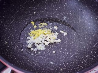 黄瓜鸡蛋炒肉片,原锅倒入适量的食用油烧热，放入蒜姜末爆香
