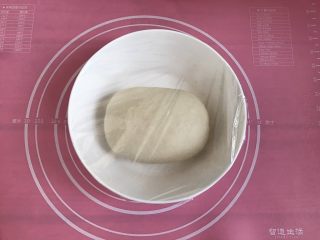 发面葱油饼,面团揉至表面光滑放入较大点的盆里盖上保鲜膜室温发酵。