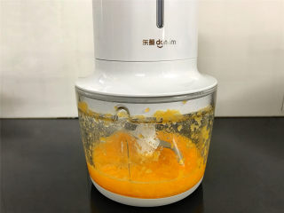香橙煎饼,先把橙子清洗干净，去皮后放入无线饺肉机中打成汁。