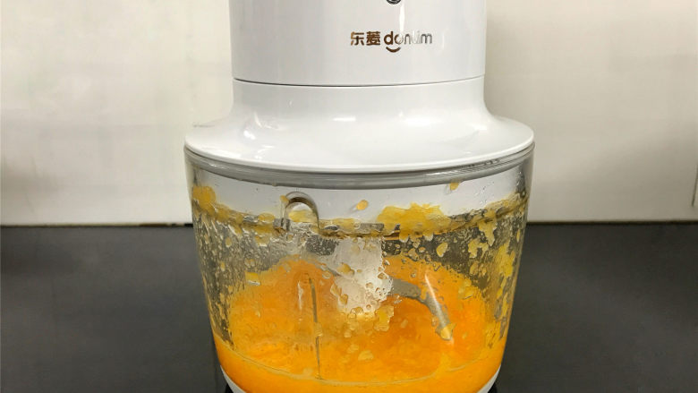 香橙煎饼,先把<a style='color:red;display:inline-block;' href='/shicai/ 626'>橙子</a>清洗干净，去皮后放入无线饺肉机中打成汁。