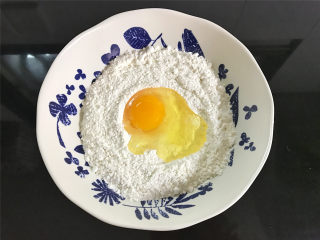 香橙煎饼,面粉中加入适量糖，把鸡蛋打入面粉中，糖的量可以根据自己的口味添加。