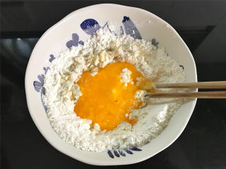 香橙煎饼,把鸡蛋搅匀后放入橙汁搅拌和面粉充分搅拌均匀。