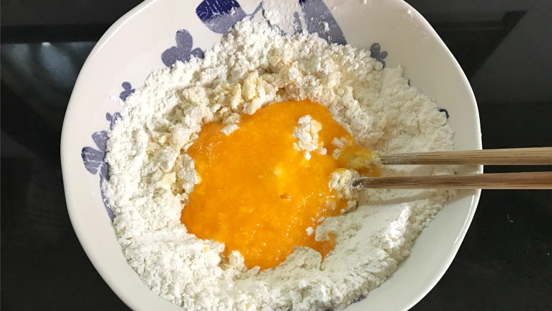 香橙煎饼,把鸡蛋搅匀后放入橙汁搅拌和面粉充分搅拌均匀。