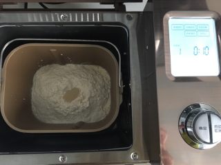 红豆华夫饼,用后油法把材料放入面包机揉十分钟。