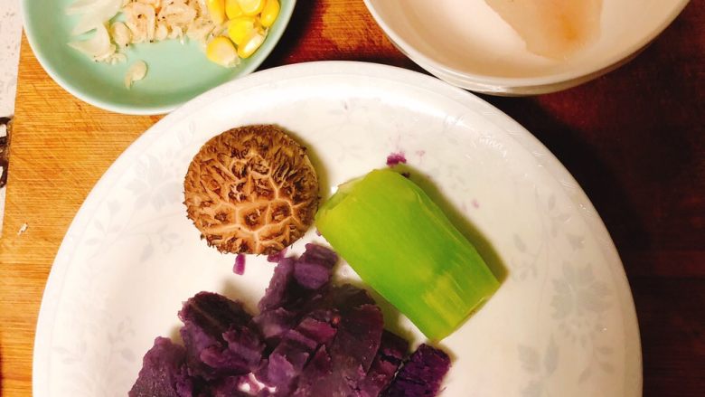 紫薯鳕鱼汤,蒸好的紫薯1个，香菇1个，莴苣半截，虾米大葱少量，鳕鱼30g!玉米适量！