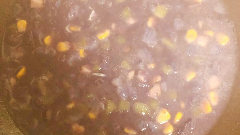 紫薯鳕鱼汤,最后倒入炒好的其他食材煮5分钟即可，调味出锅！
调味品：宝宝盐！