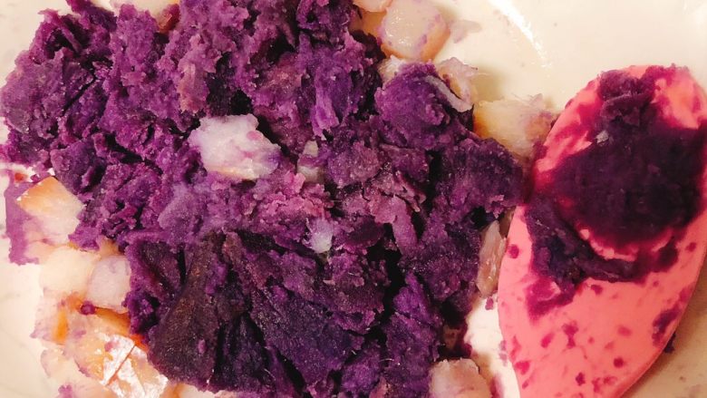 紫薯鳕鱼汤,收干水的鳕鱼和紫薯搅拌均匀！