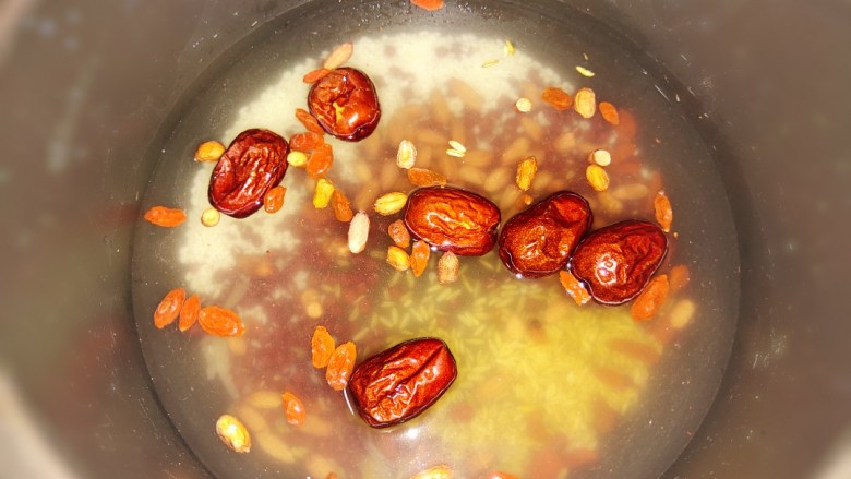 红豆花生燕麦粥,加入1000克冷水。