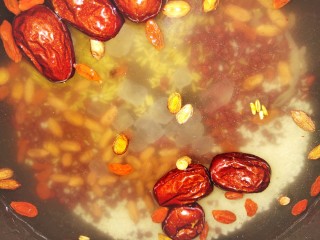 红豆花生燕麦粥,放电压力锅中，按粥键，大约40分钟，之后保温两小时。