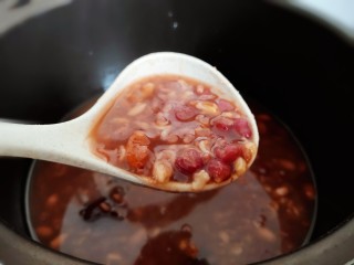 红豆花生燕麦粥,打开锅盖。如图。……