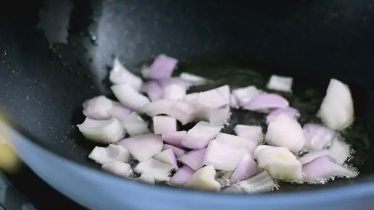 咖喱土豆的做法,大人小孩都抢着吃,超好吃简单的做法,起油锅，爆香洋葱