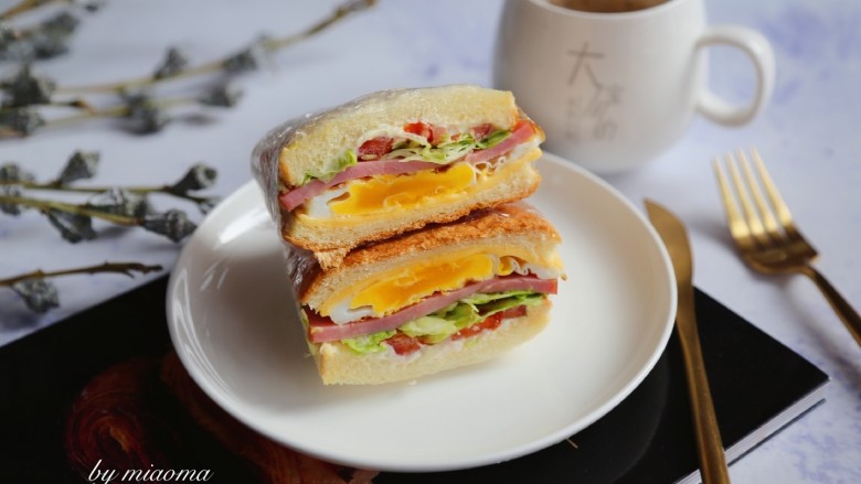 三明治～快手早餐,来杯牛奶，一顿美味又营养的早餐做好了。