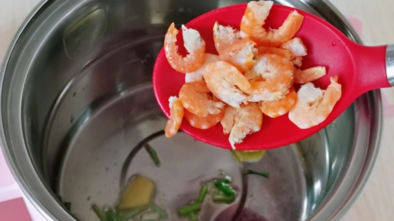 虾干海带冬瓜汤,再加入泡好的虾干翻炒。