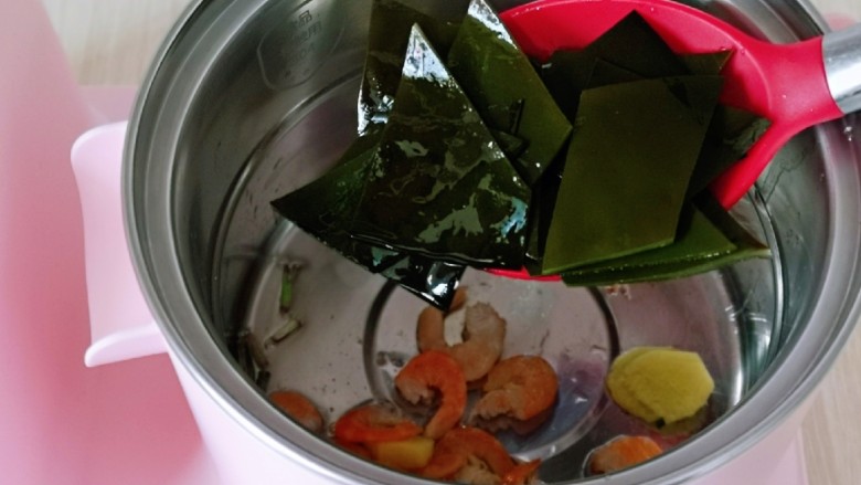 虾干海带冬瓜汤,加入切好的海带。