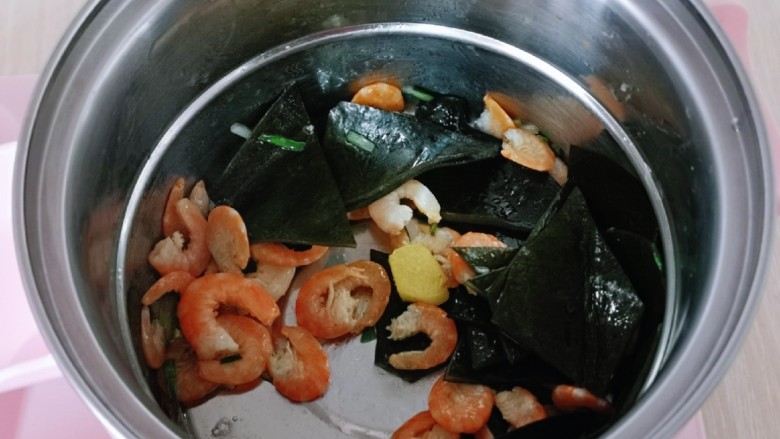 虾干海带冬瓜汤,快速翻炒2分钟。