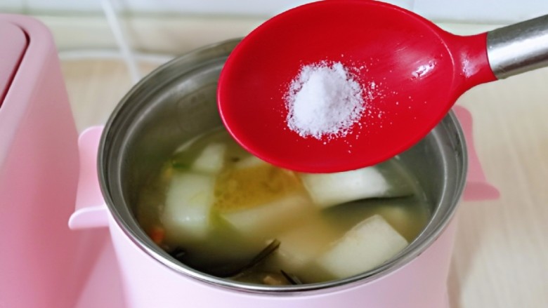 虾干海带冬瓜汤,加入冬瓜，再按个人口味加入盐，煮6分钟，将早餐机断电。