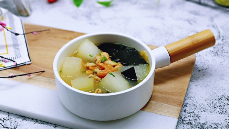 虾干海带冬瓜汤,盛出装入汤碗，撒上葱花。