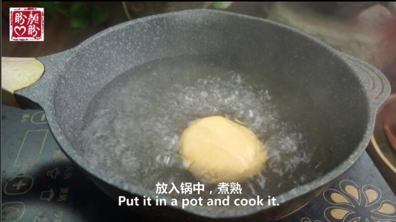 一根香蕉，一碗糯米粉，一块地瓜，就能做出美味的红薯香蕉糯米饼,放入锅中煮熟