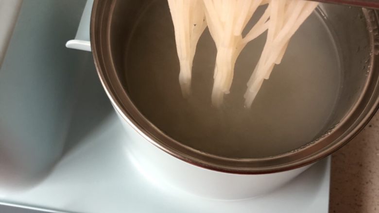 田头菇炖老鸡粉,煮到能用筷子轻松夹断即可。
