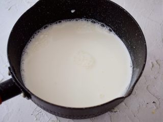 脆皮鲜奶,把牛奶倒入奶锅中