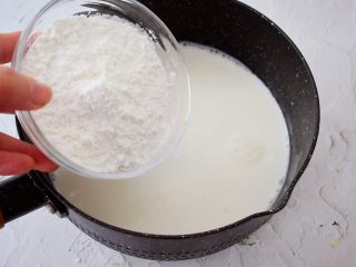 脆皮鲜奶,加入玉米淀粉
