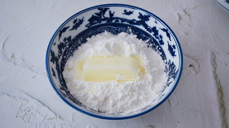 脆皮鲜奶,先把奶条放入玉米淀粉裹上一层薄薄的玉米淀粉