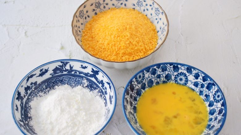 脆皮鲜奶,鸡蛋打散备用，玉米淀粉和面包糠分别装在碗中备用