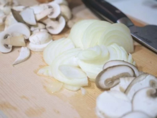 蘑菇浓汤,将洋葱和蘑菇随意切成大块状 （等等会打碎），松本茸切片