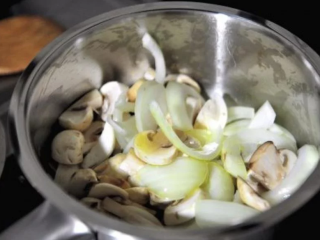 蘑菇浓汤,汤锅内放入少量橄欖油，下洋葱和蘑菇拌炒至香气出来后，再下奶油并炒至融化