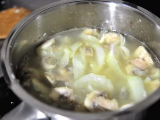 蘑菇浓汤,接著倒入清鸡汤（可以用水加鸡粉取代，或者改成全牛奶）