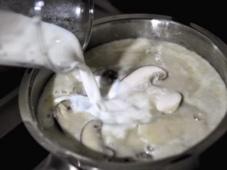 蘑菇浓汤,此时浓汤已经成形囉，接著加入松本茸和牛奶以中小火续煮