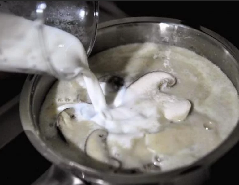 蘑菇浓汤,此时浓汤已经成形囉，接著加入松本茸和牛奶以中小火续煮
