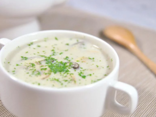 蘑菇浓汤,如果有新鲜欧芹也可以切碎撒上，慢慢享用这碗美味的浓汤吧