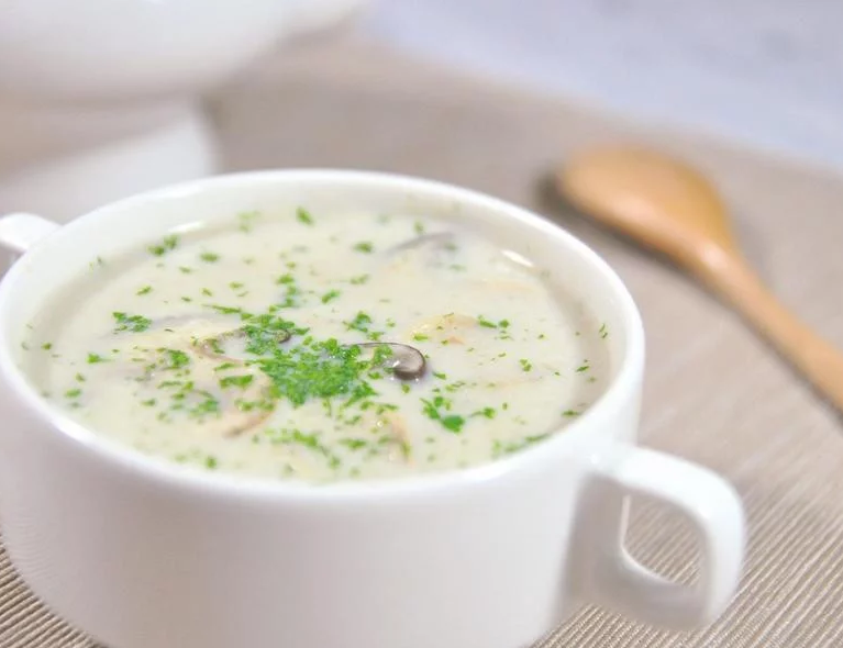 蘑菇浓汤,如果有新鲜欧芹也可以切碎撒上，慢慢享用这碗美味的浓汤吧