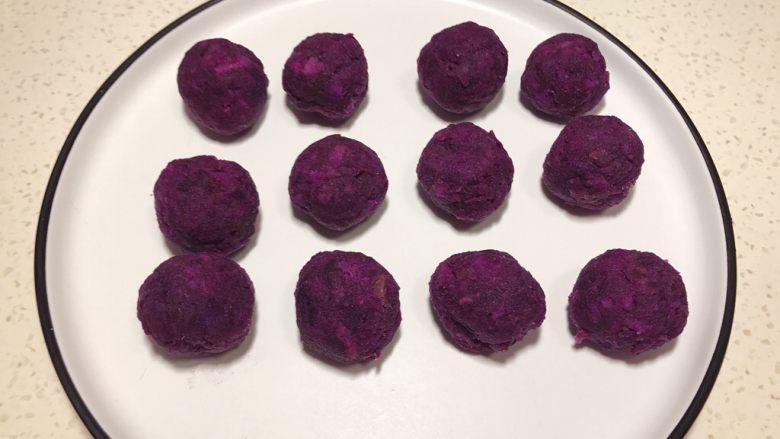 全麦粉紫薯馅华夫饼,平均分12个紫薯球。