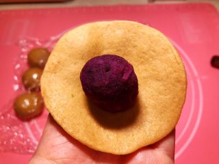 全麦粉紫薯馅华夫饼,每个小面团擀开将紫薯球包裹起来，收口收紧。